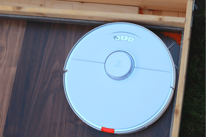 Roborock S7 reinigt in einer Ecke